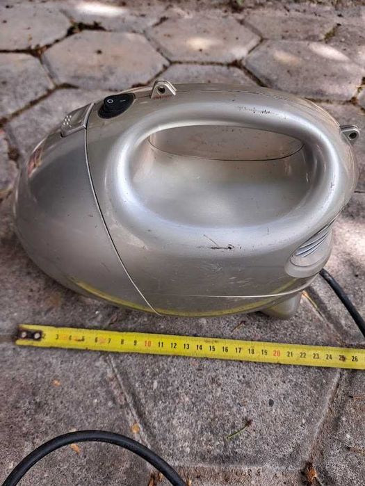 Pequeno aspirador TAURUS de 900W