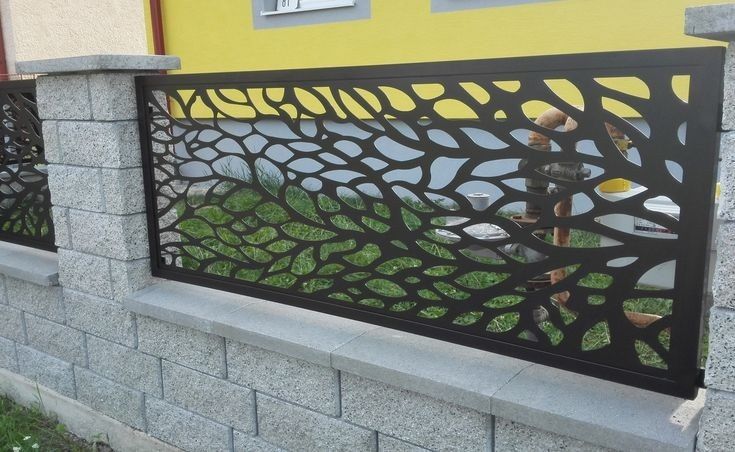 Перила, перегородки, декоративні панелі з металу.