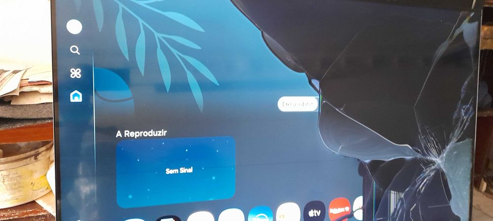 Vendo TV Samsung TU43U8005FU com o painel danificado.