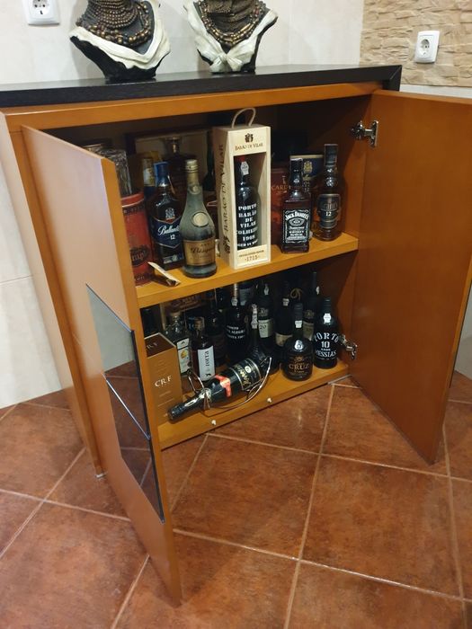 Moveis sala de estar com mesa para 4 pessoas com bar integrado.