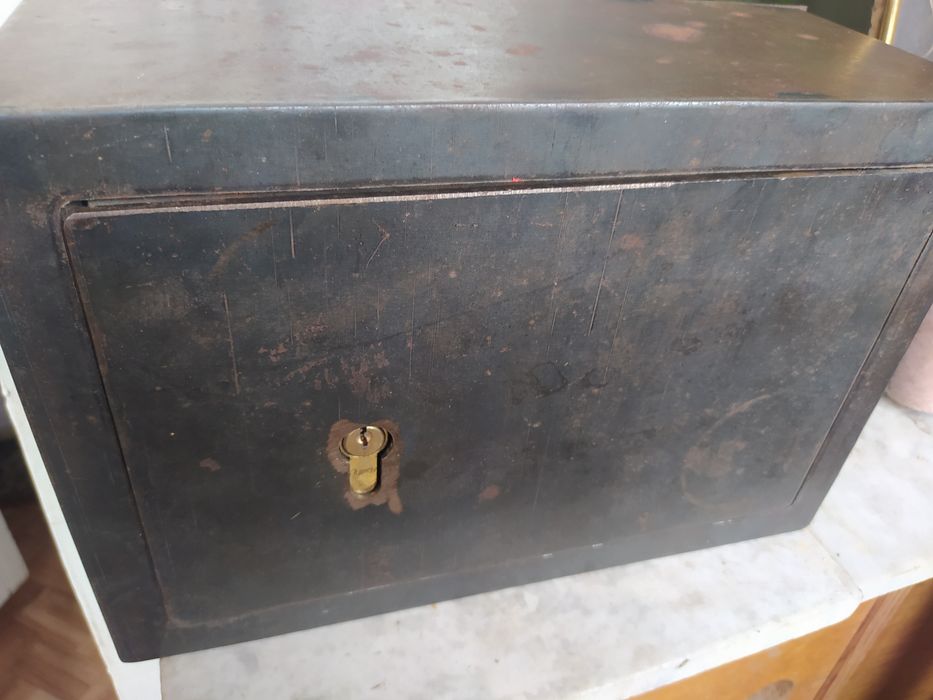 Внутренни сейф в стену