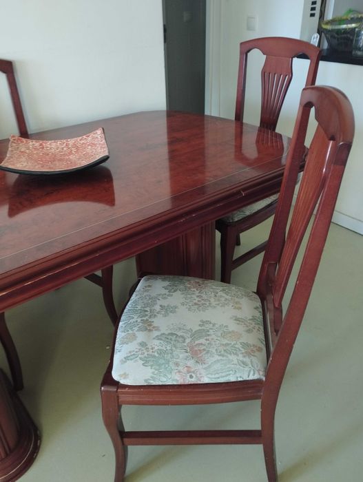Mesa grande extensível com 4 cadeiras madeira