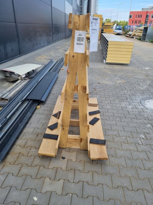 Drewniany stojak dwustronny na szyby, płyty, okna – paleta pionowa