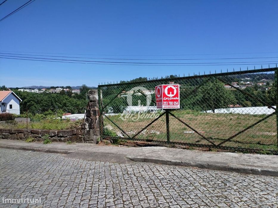 Terreno urbano com potencial para construção de moradias geminadas ...
