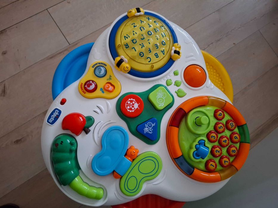 Stolik Edukacyjny Chicco Interaktywny gra i świeci