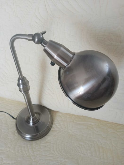 metalowa lampka stołowa