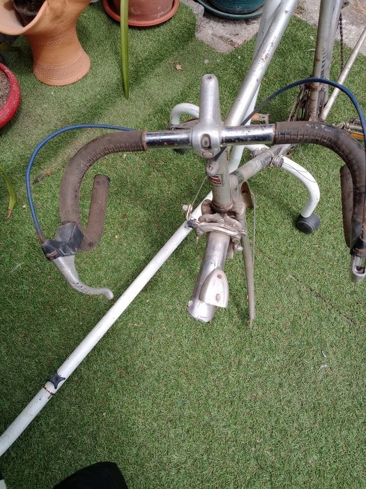 Bicicleta de ciclismo muito antiga .