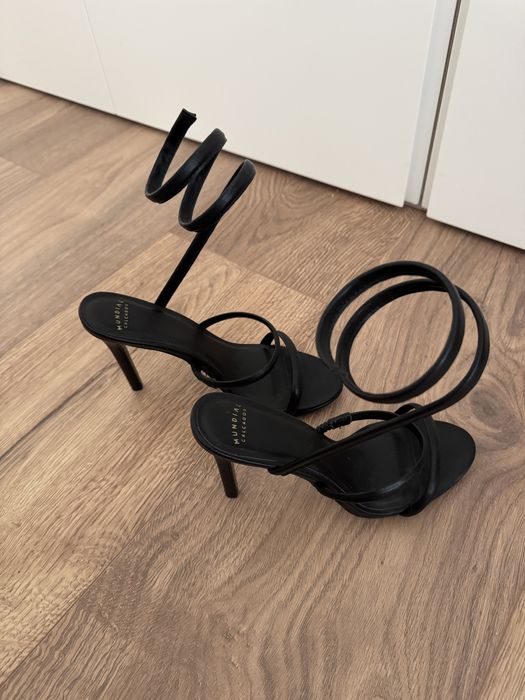 Salto Alto Preto com Tiras