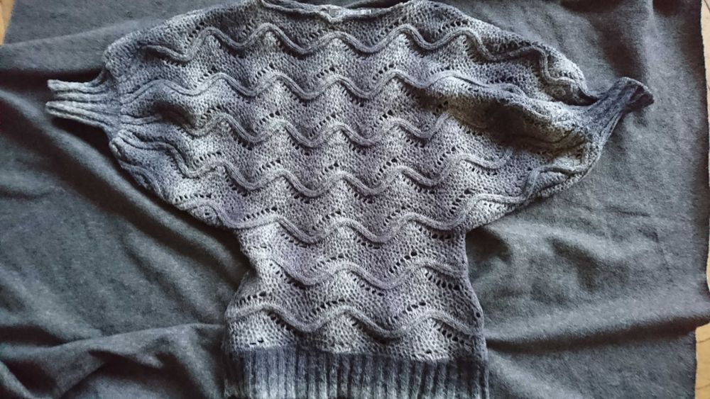 Szary efektowny sweter nietoperz