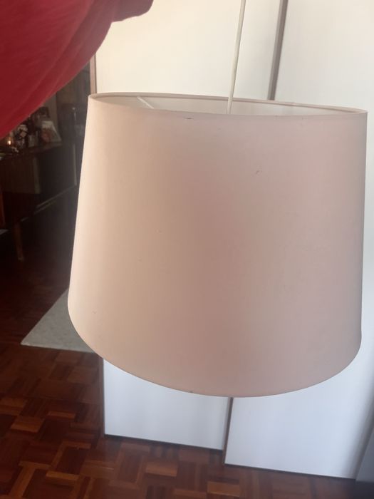 Candeeiro de teto rosa clarinho