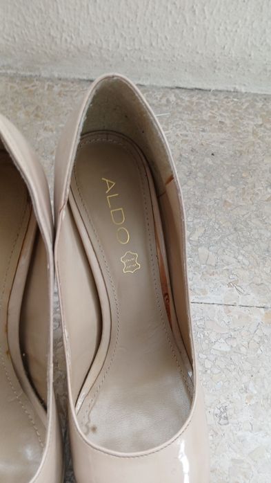 Sapatos de salto alto de verniz bege Aldo