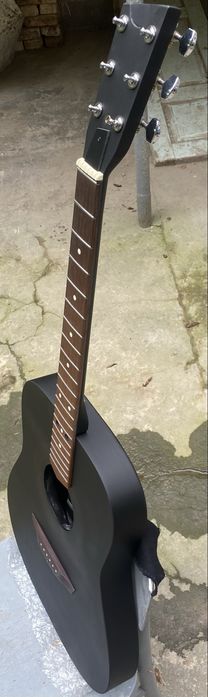 Акустична гітара з тонким корпусом