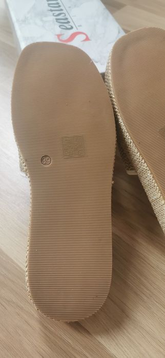 Piękne nowe klapki na platformie 39-40