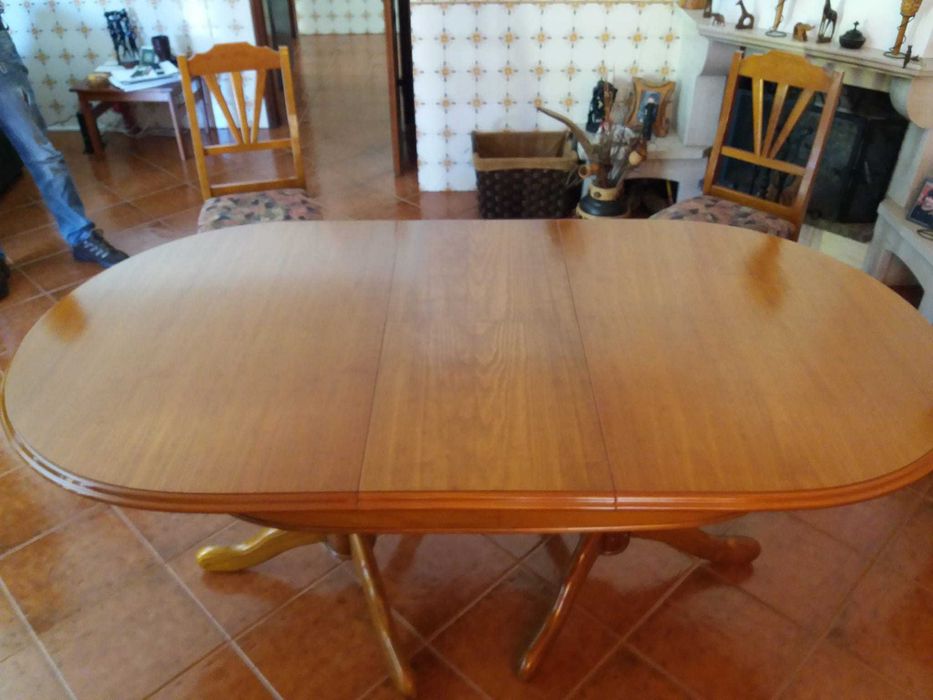 Mesa extensível em madeira maciça, pinho mel.