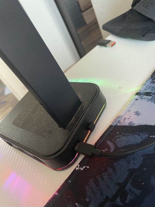 Stojak na słuchawki podświetlny