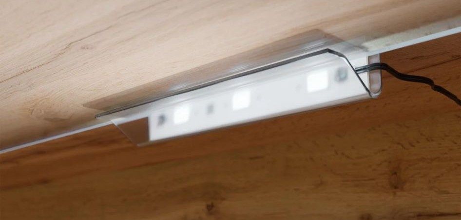 Móvel de TV suspenso em cinza com luz led