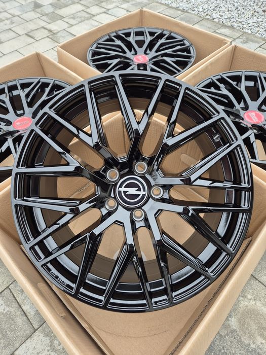 #RS4 Alufelgi R18 5x120 Opel Insignia Czujniki ciśnienia TPMS Śruby