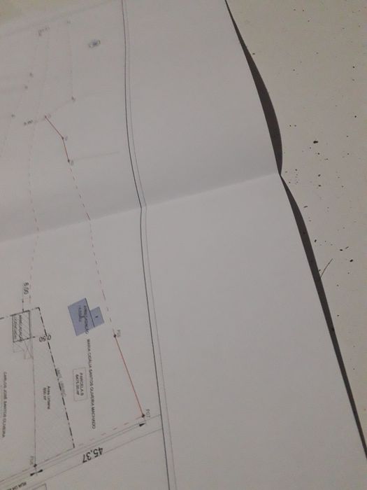 Terno com armazém em ruína