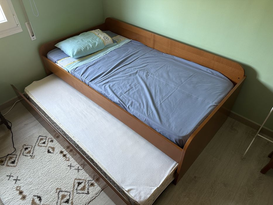 Cama dupla de madeira (2 colchões incluídos)