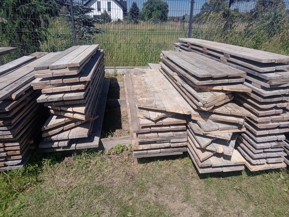 Drewno i pozostałości po budowie