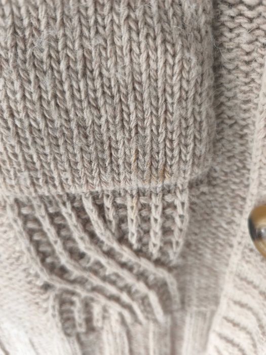 Beżowy długi sweter kardigan rozpinany z wełną w składzie rozmiar M