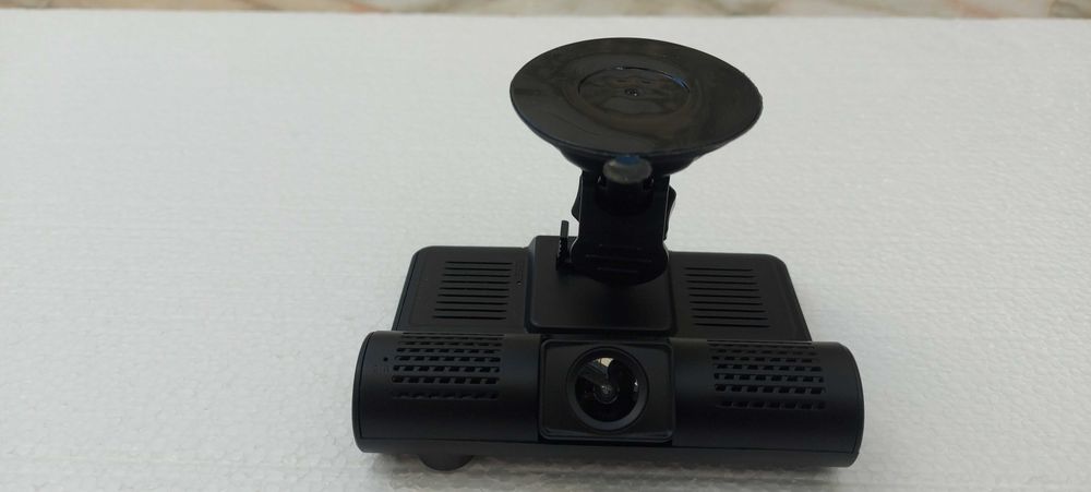 Estou vendendo uma câmera de carro. com duas lentes.