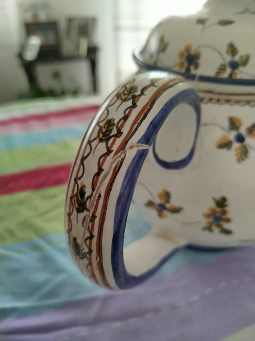 Peça decorativa pintada à mão 27cm altura . Usada. Está coloca conform