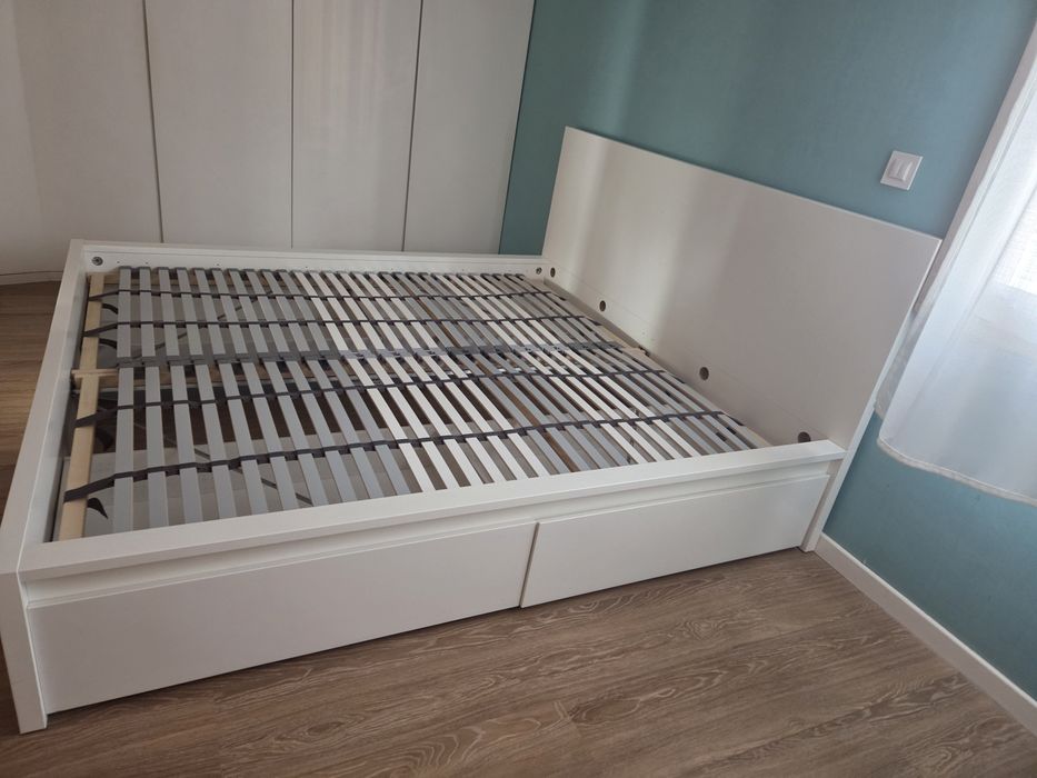 Cama branca com arrumação 2m