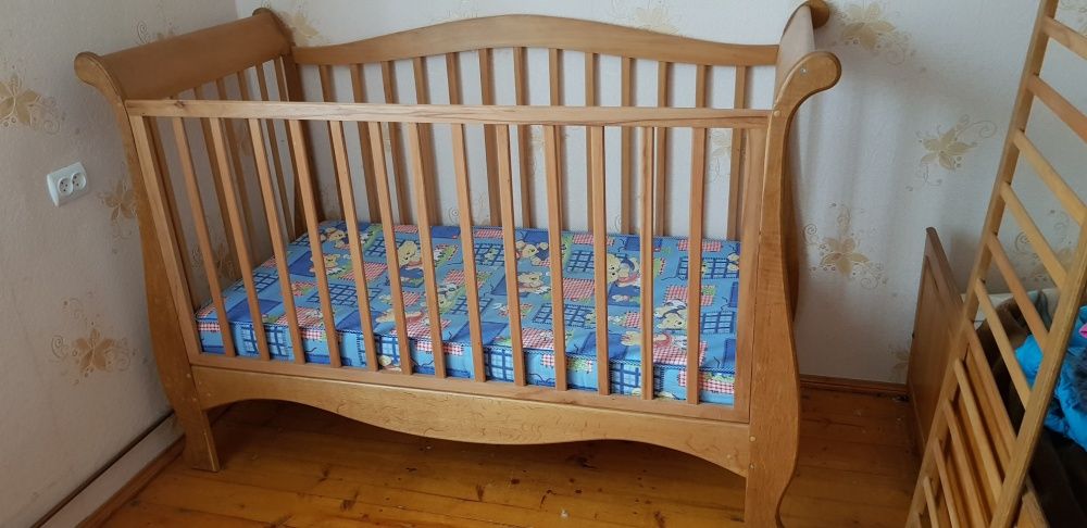 Ліжко дитяче.Матеріал дуб и бук