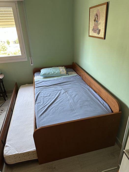 Cama dupla de madeira (2 colchões incluídos)