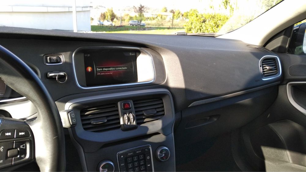 Volvo V40 Cross Country 1.6 D2 Kinetic 2015 — Funcional mas com ruido na caixa