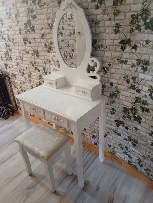 Toaletka biała z lustrem