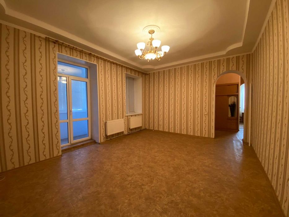 Продаю двокімнатну квартиру у Центрі, по вул. Бедзая. Автономне опалення. Сертифікат