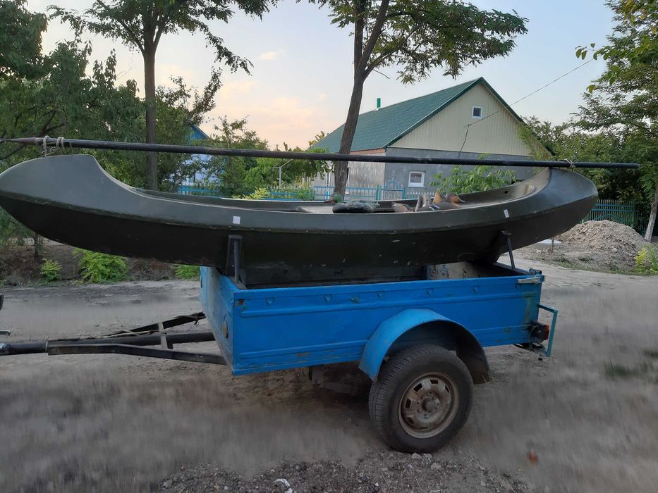 продам лодку пластик.
