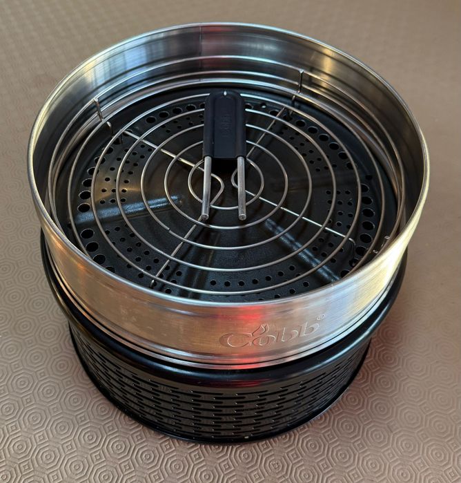 Grelhador COBB com oferta de caixa de 6 brickets Cobble Stone