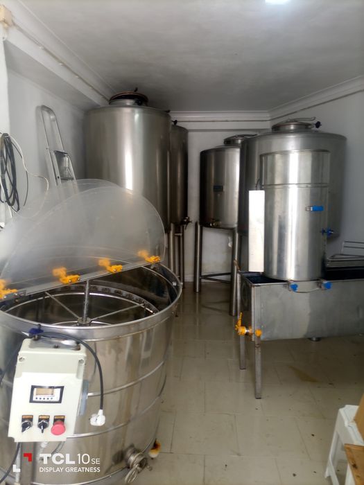 Vende-se Material de Apicultura Diverso