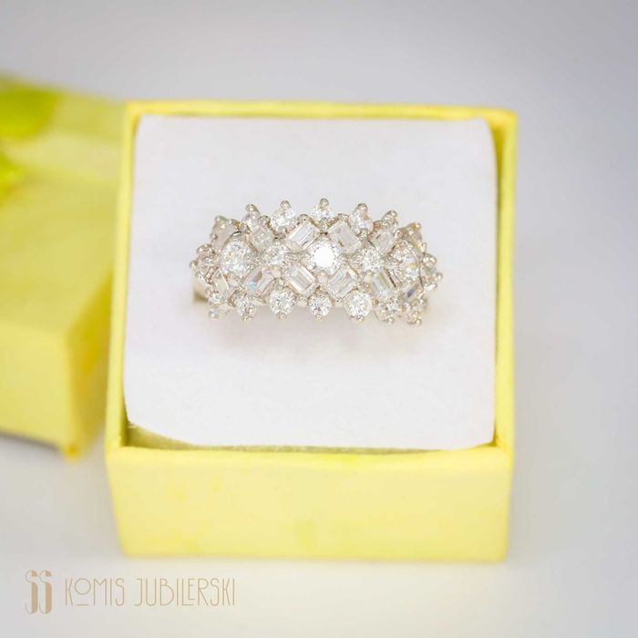 Złoty pierścionek z cyrkoniami