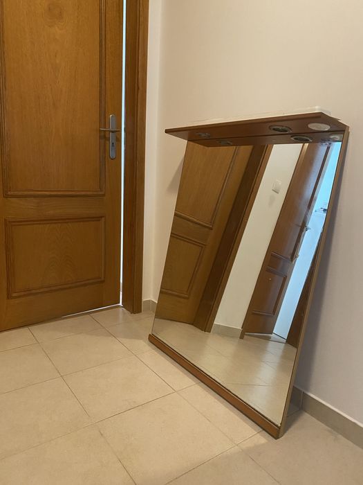 Espelho grande com luzes