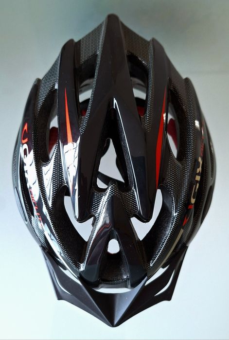 Capacete de ciclismo preto e vermelho