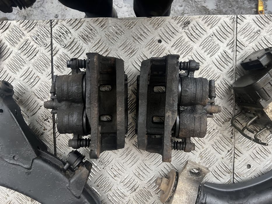 Передний суппорт Субару форестер 04год subaru forester