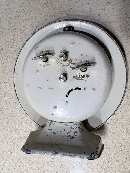 Relógio despertador com efeito caleidoscópico dos anos 60