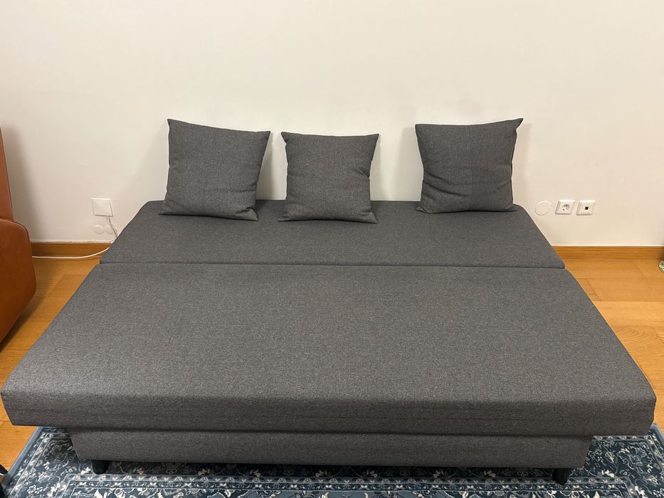 Sofá cama Ikea com almofadas