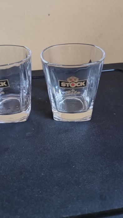 2 szklanki do whisky .