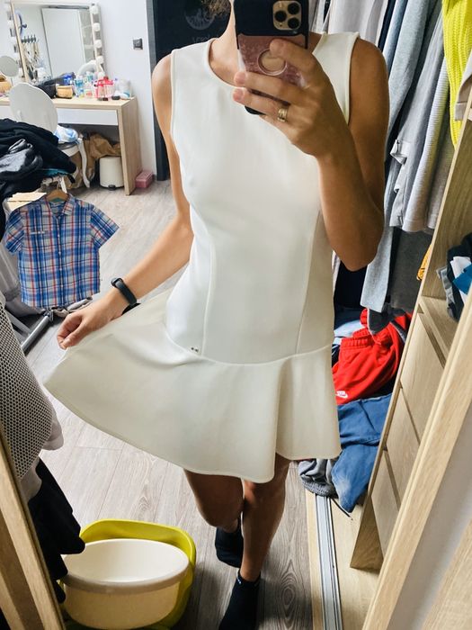 Biala sukienka rozkloszowana elegancka fajny fason