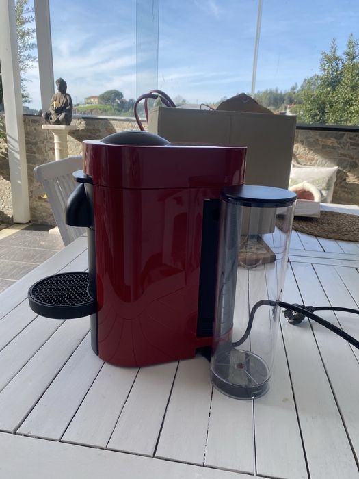 Máquina de Café Nespresso VertuoPlus Cherry Red