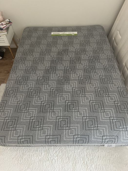 Cama de casal com colchao e luz led