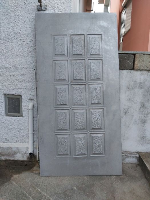 Porta maciça em alumínio fundido