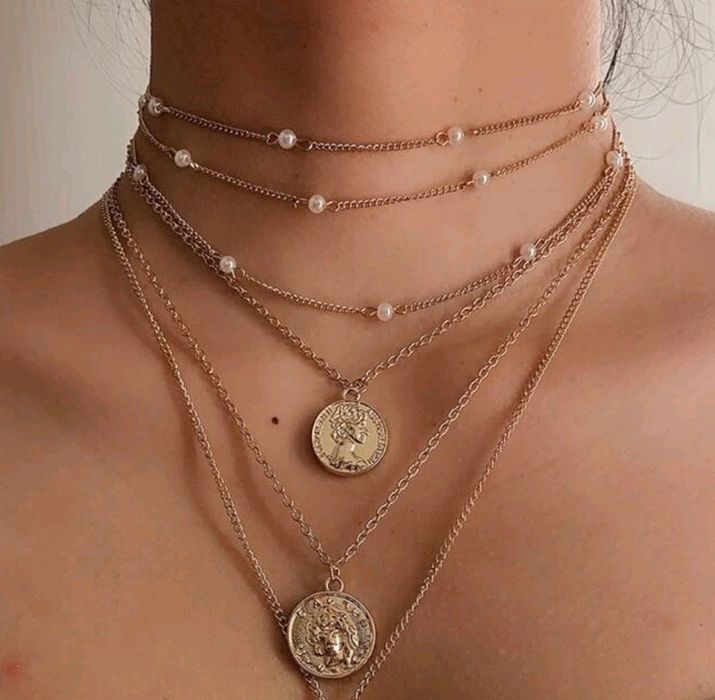 Colares dourado muito elegantes