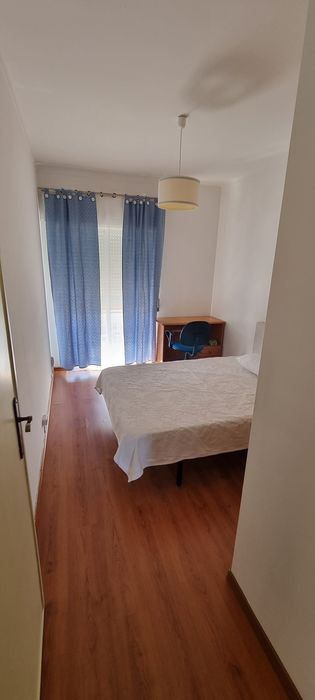 Aluga-se quarto mobilado