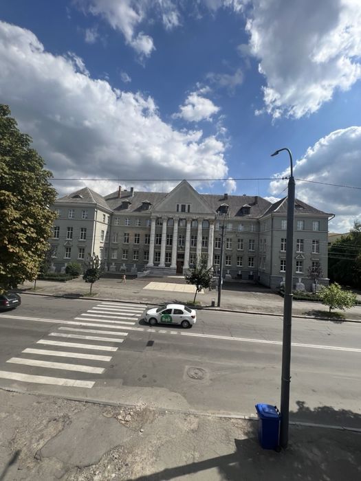 Продаж просторої квартири з ремонтом| центр м.Луцьк